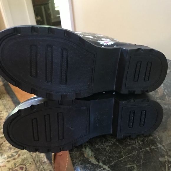 Ladies Rain Boots - Picture 2 of 2